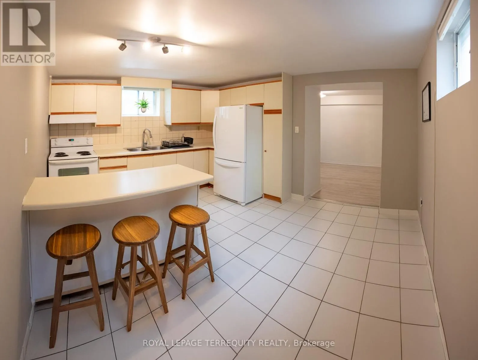 BASEMENT - 10 NORTHCLIFFE BOULEVARD