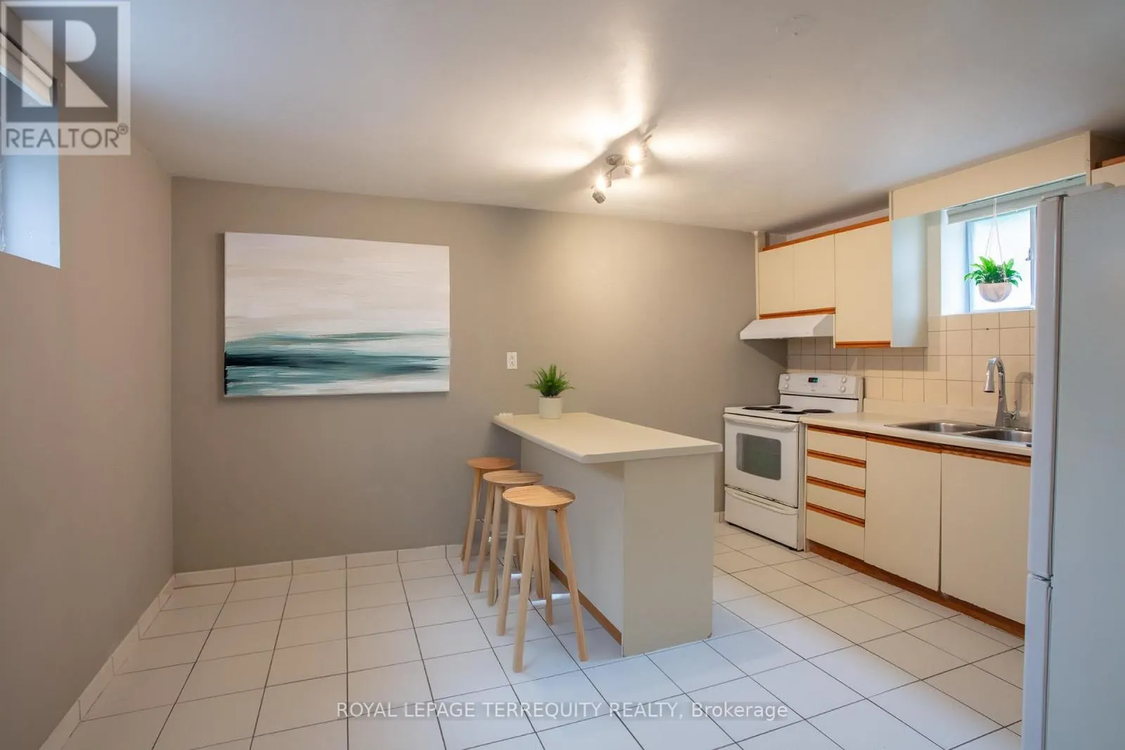 BASEMENT - 10 NORTHCLIFFE BOULEVARD