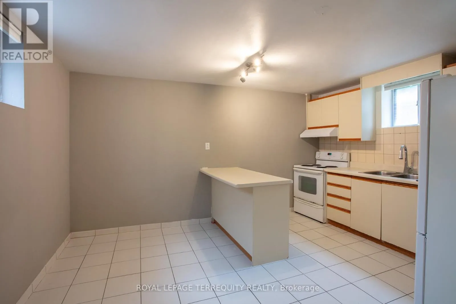 BASEMENT - 10 NORTHCLIFFE BOULEVARD
