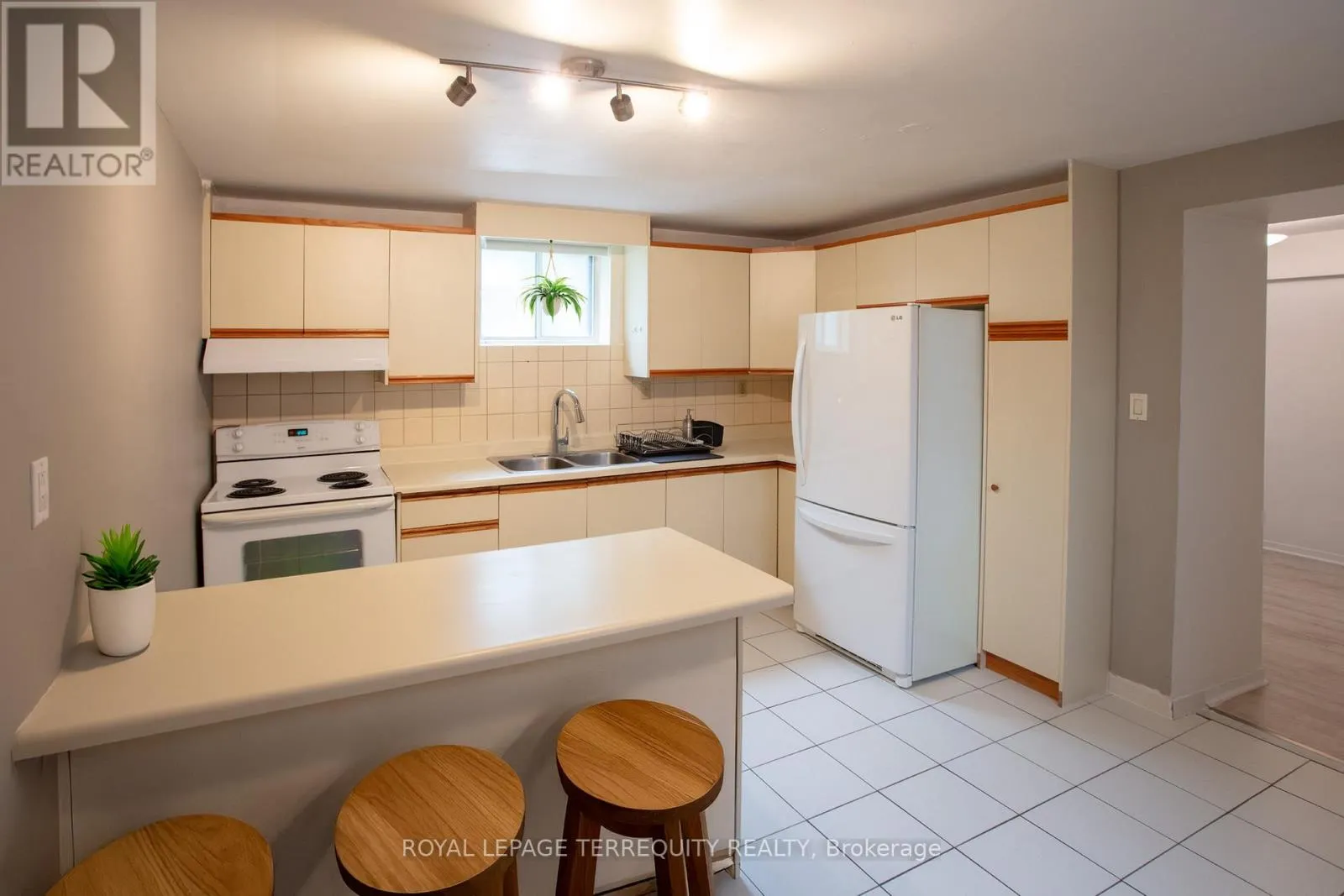 BASEMENT - 10 NORTHCLIFFE BOULEVARD