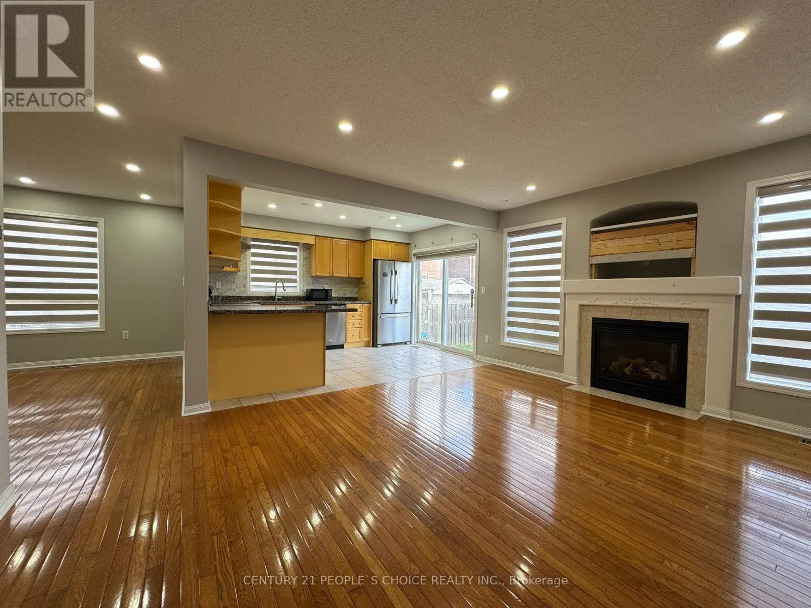 UPPER - 657 THOMPSON ROAD S