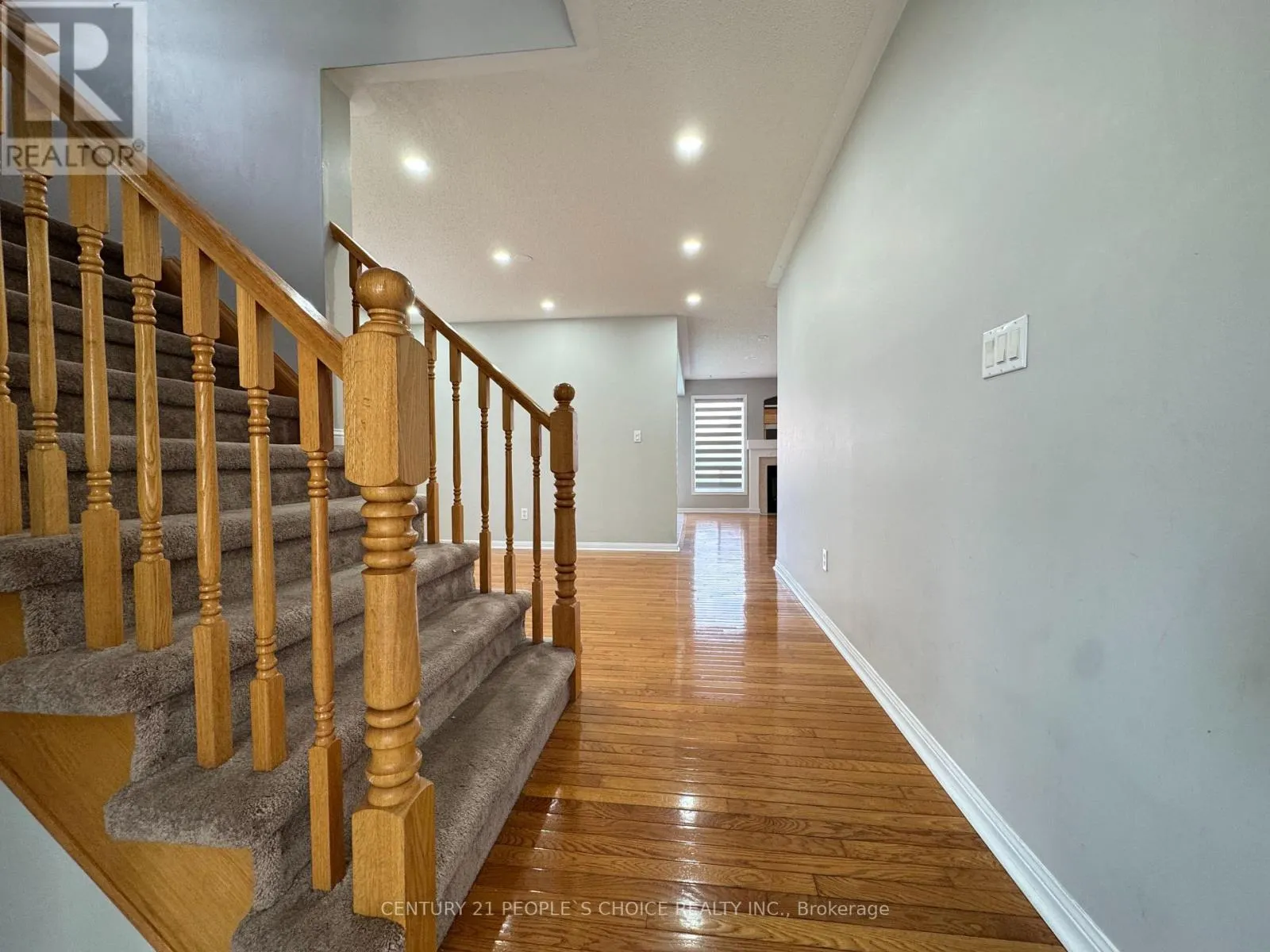 UPPER - 657 THOMPSON ROAD S