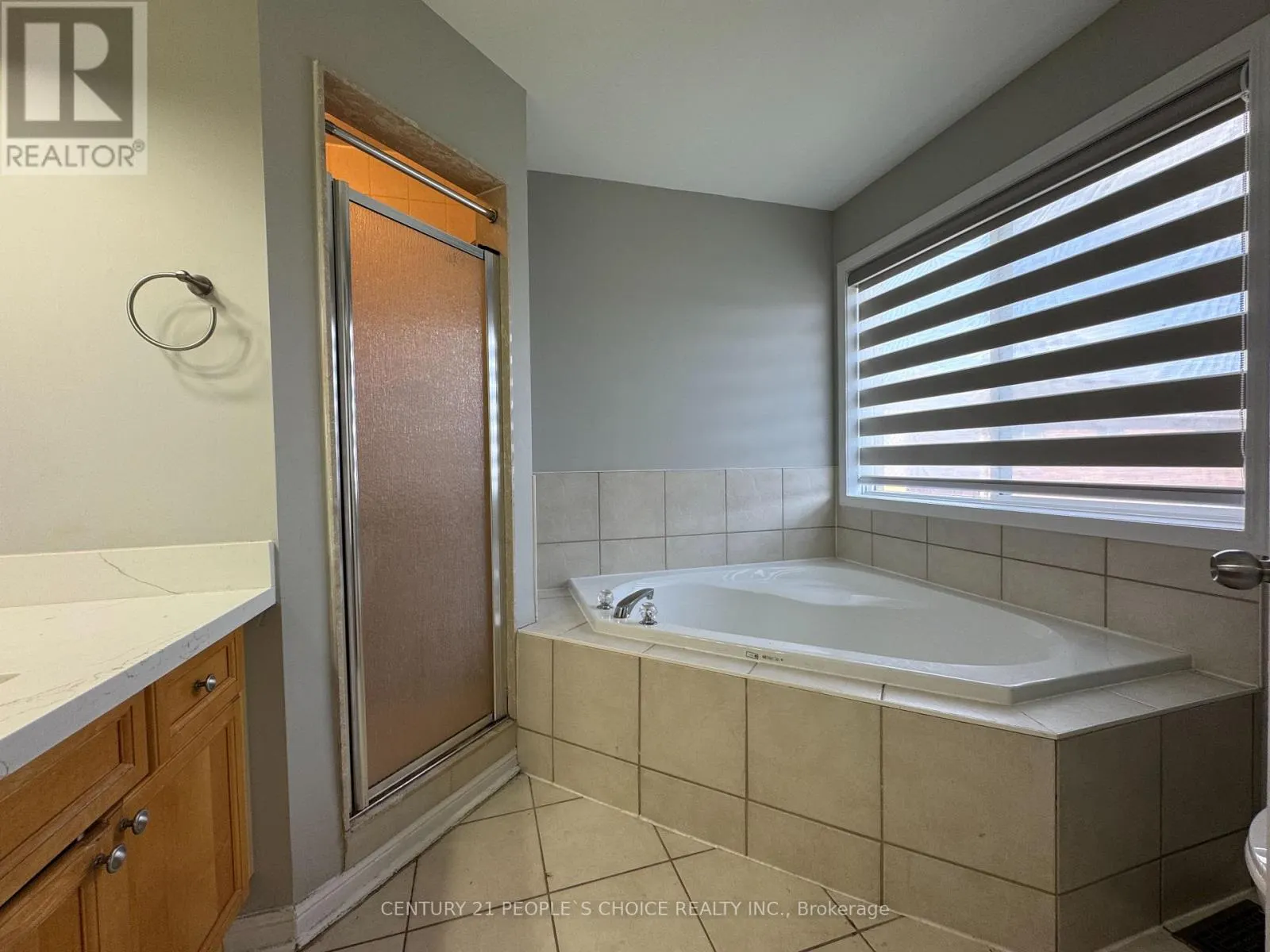 UPPER - 657 THOMPSON ROAD S