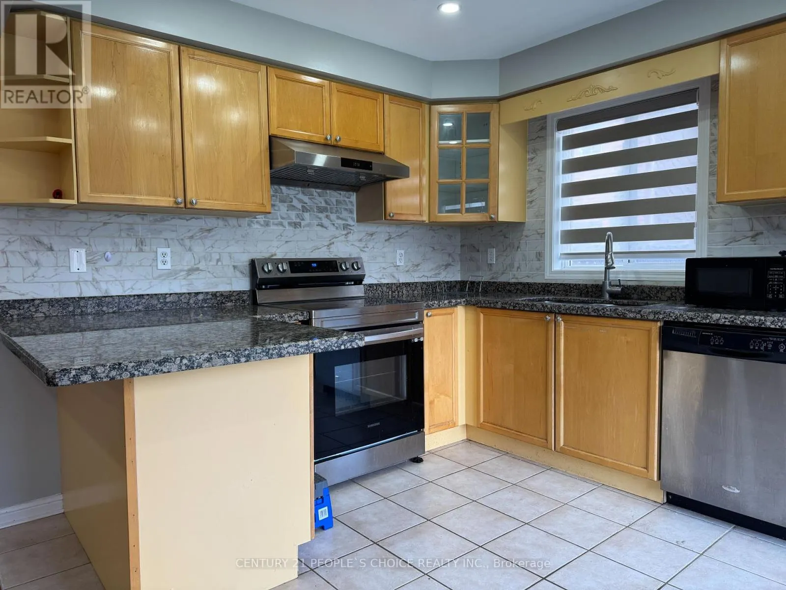 UPPER - 657 THOMPSON ROAD S