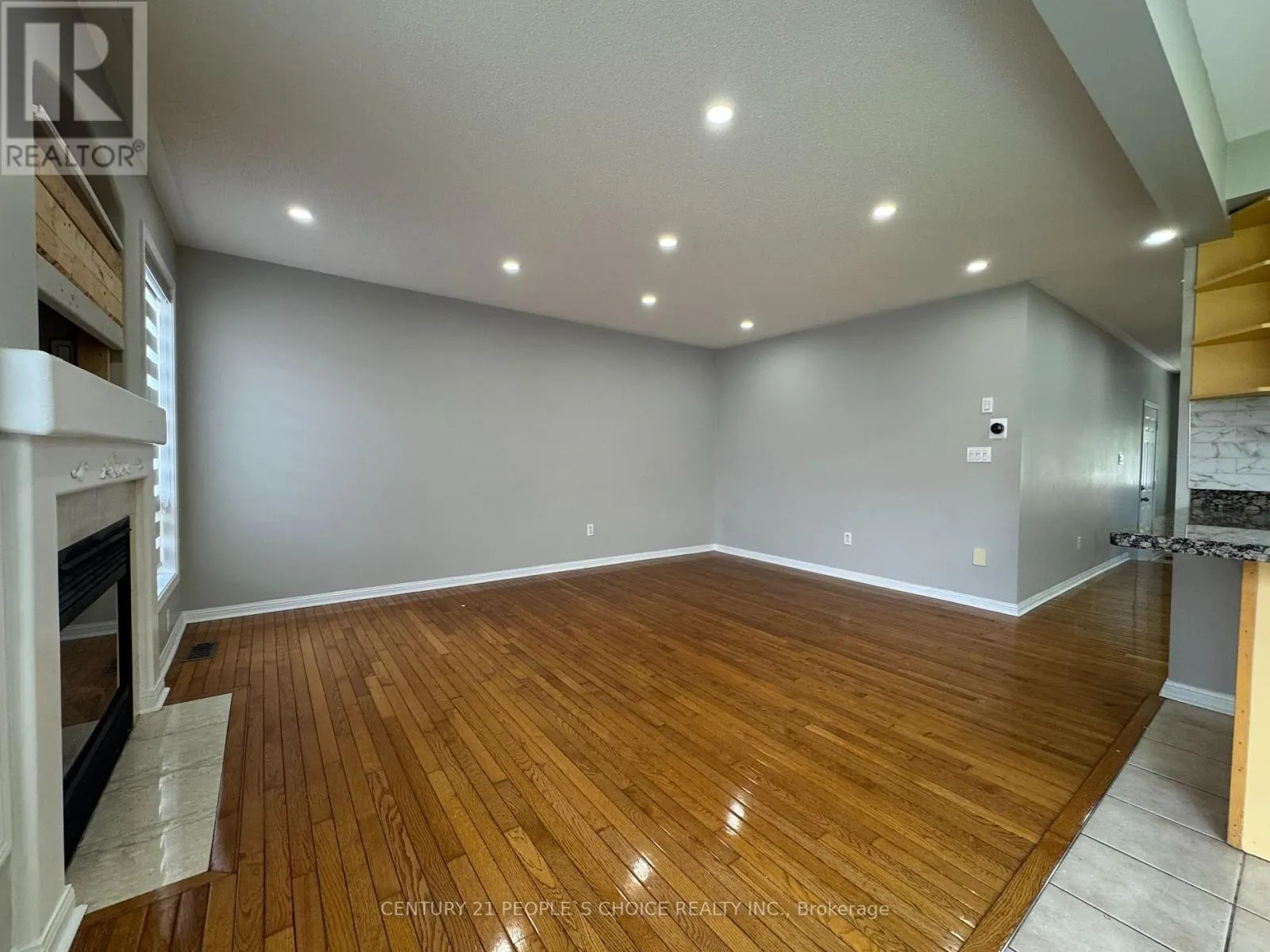 UPPER - 657 THOMPSON ROAD S