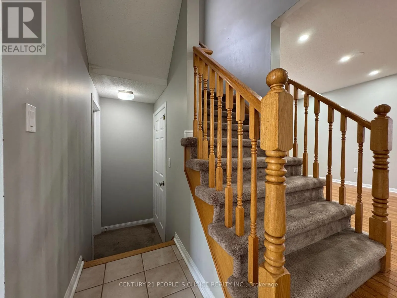 UPPER - 657 THOMPSON ROAD S
