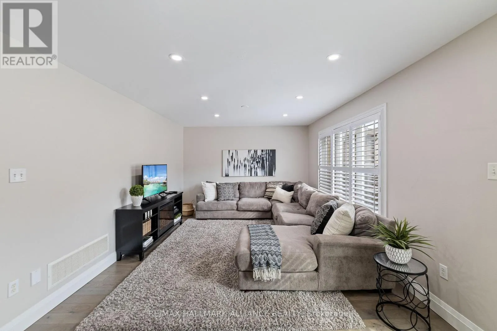 402 SCHREYER CRESCENT