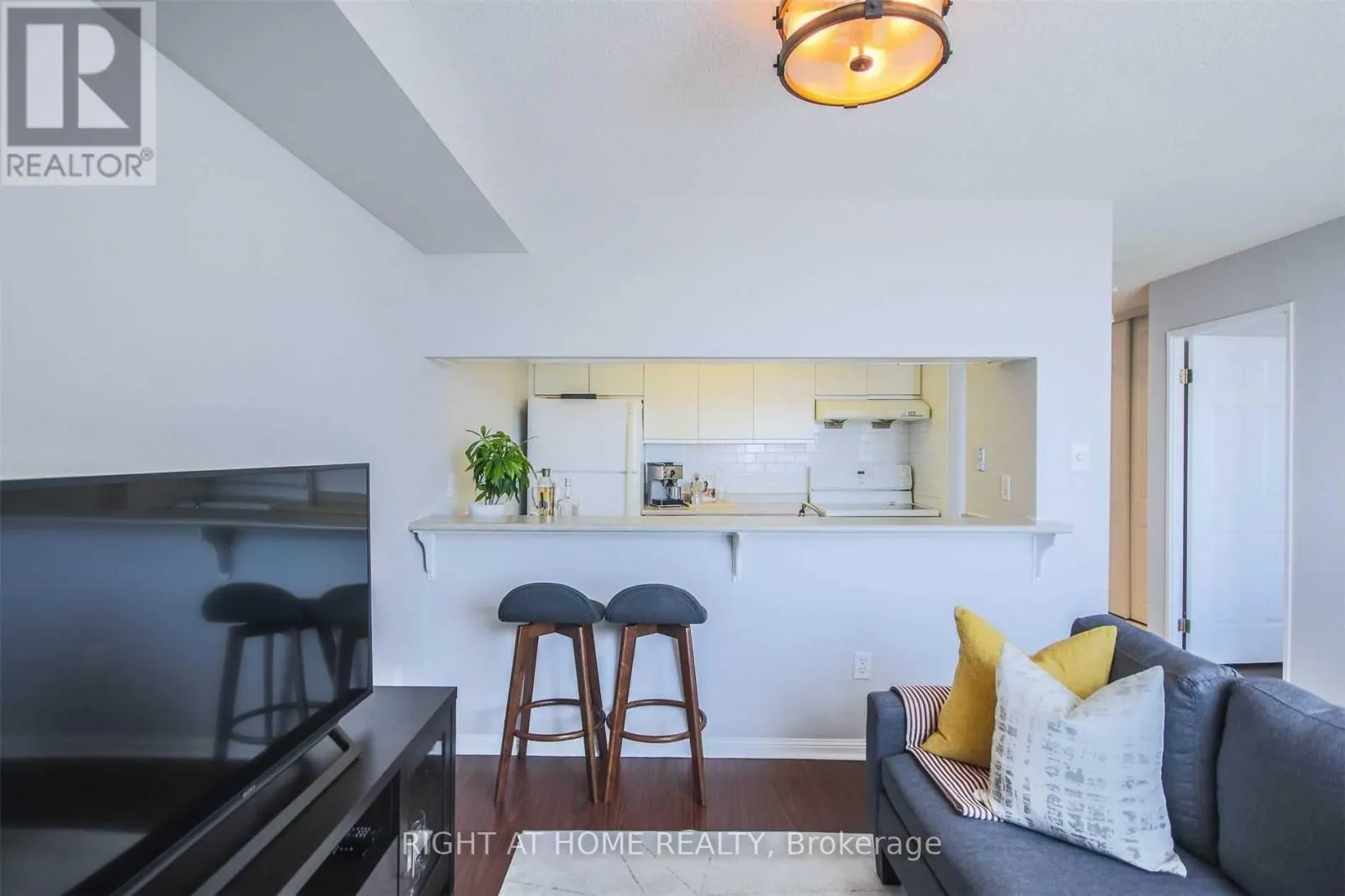 2207 - 101 SUBWAY CRESCENT