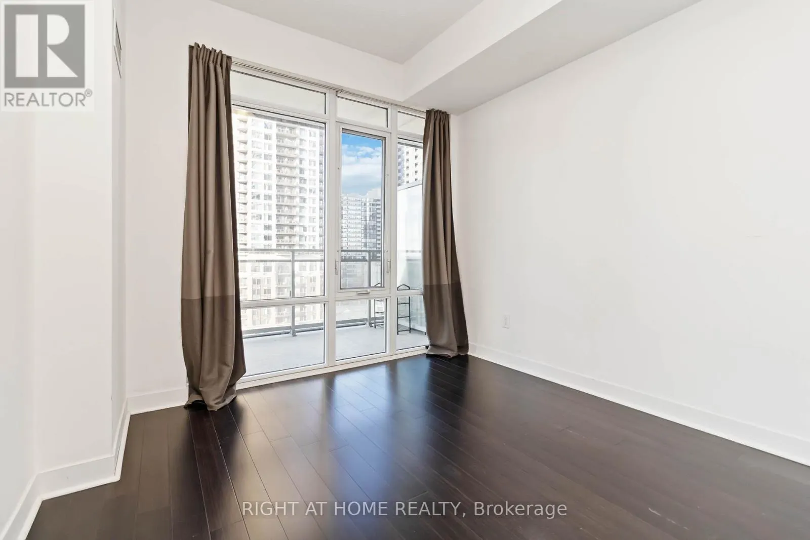907 - 365 PRINCE OF WALES DRIVE