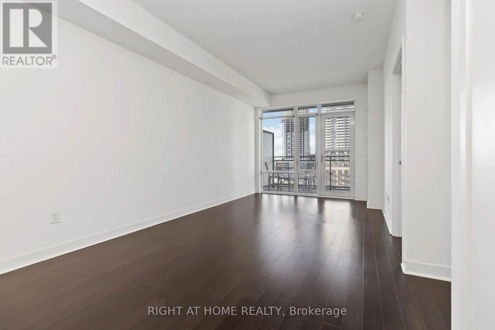 907 - 365 PRINCE OF WALES DRIVE