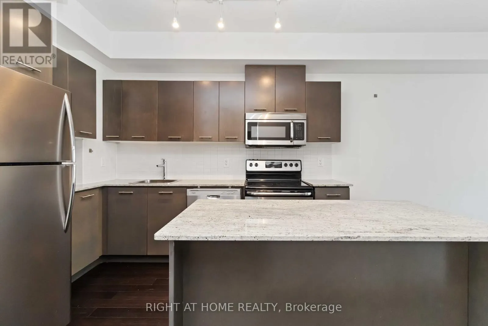 907 - 365 PRINCE OF WALES DRIVE