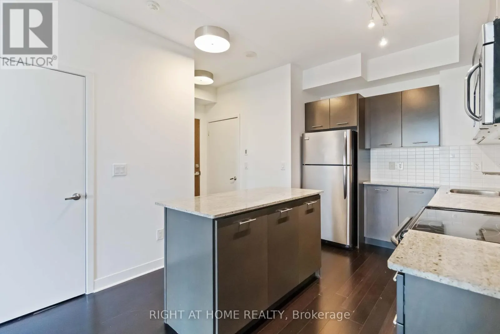 907 - 365 PRINCE OF WALES DRIVE