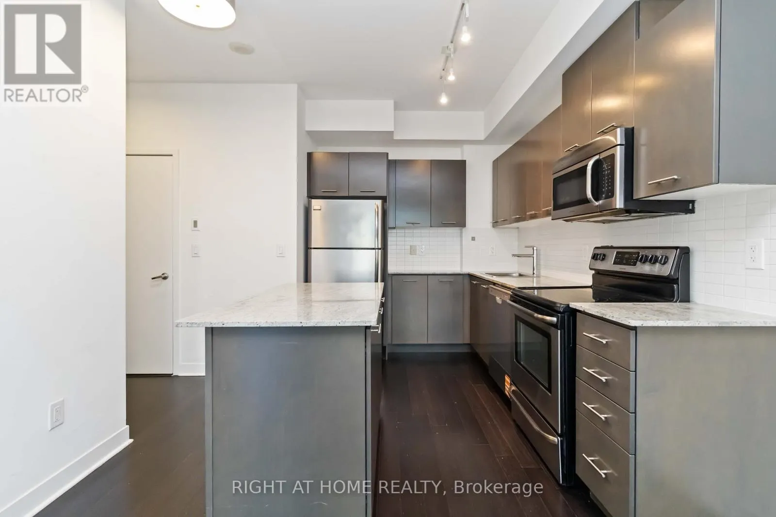 907 - 365 PRINCE OF WALES DRIVE