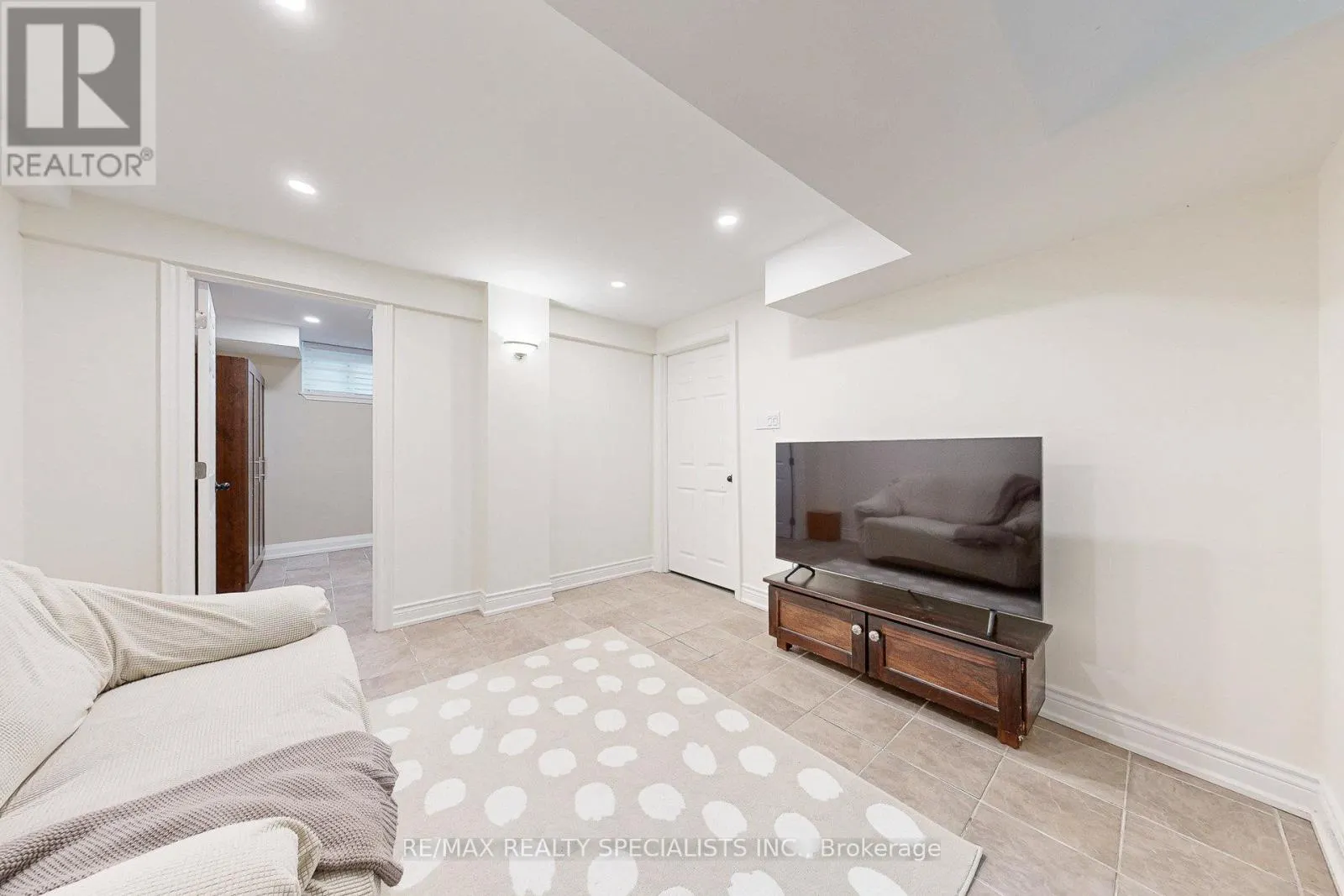 2570 TRUSCOTT DRIVE