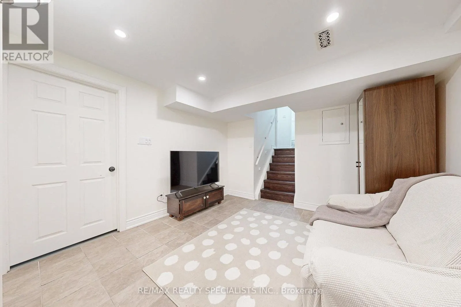 2570 TRUSCOTT DRIVE