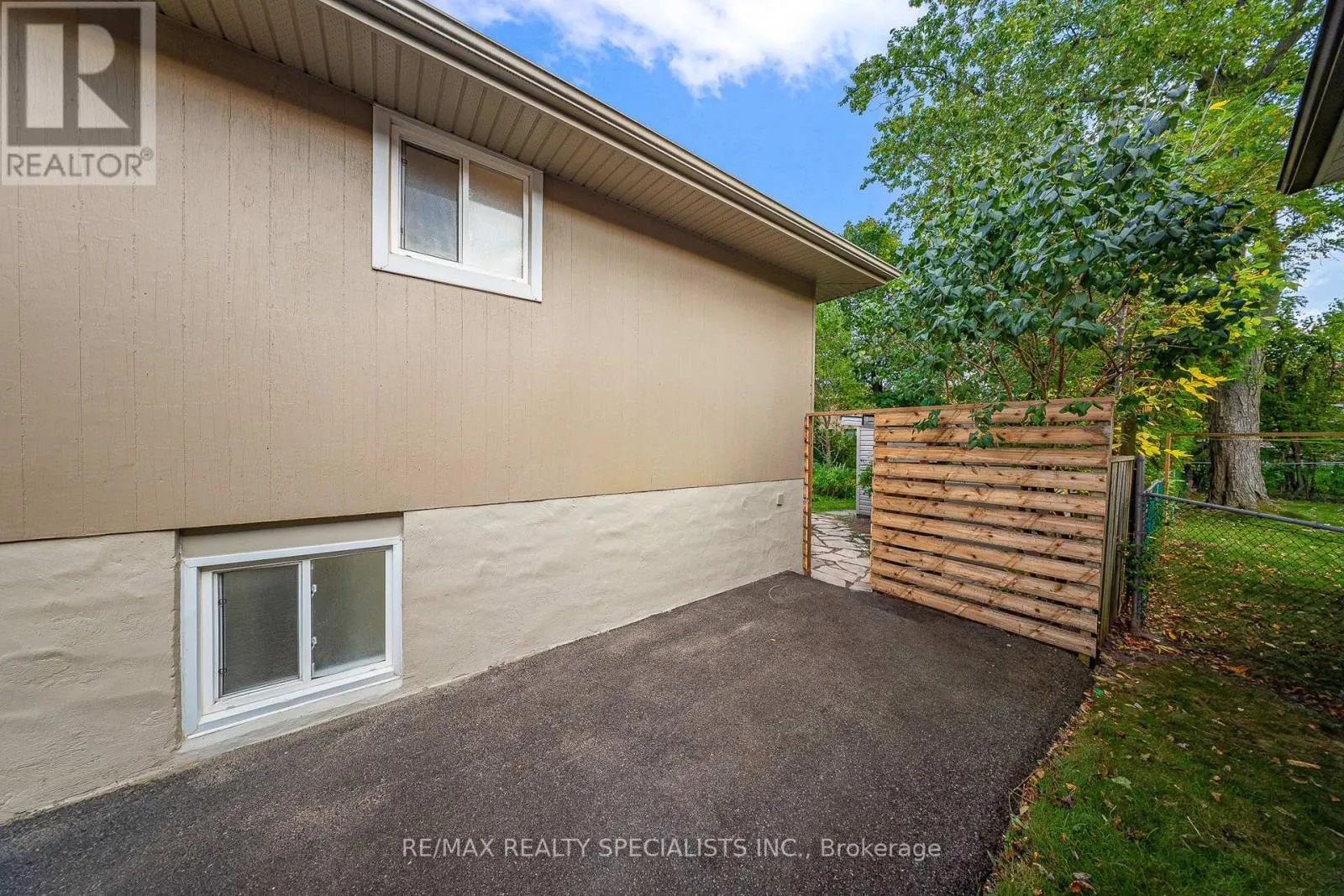 2570 TRUSCOTT DRIVE