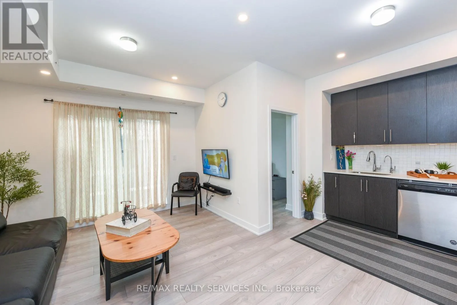 8 - 3476 WIDDICOMBE WAY