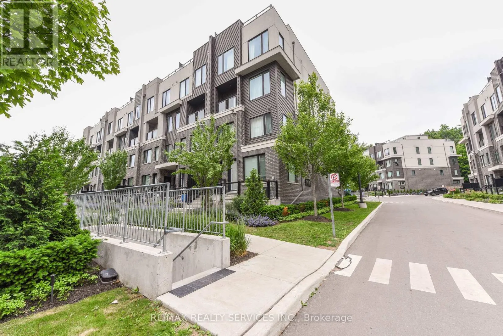 8 - 3476 WIDDICOMBE WAY