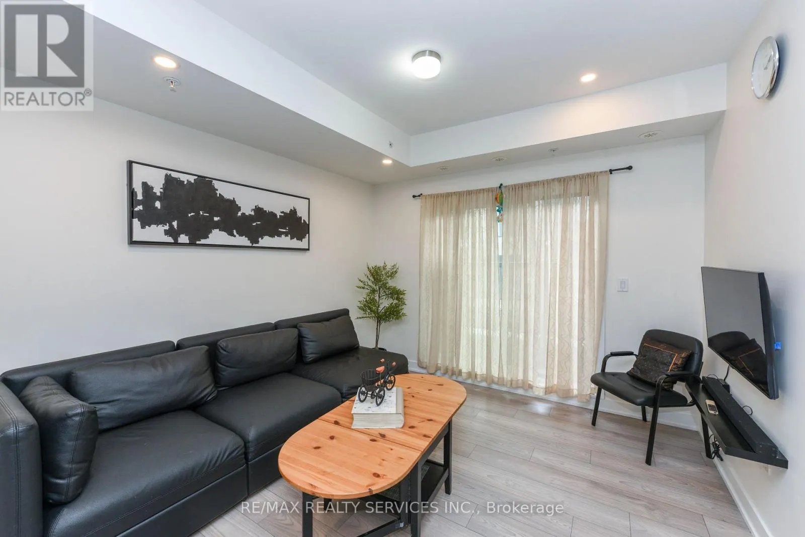 8 - 3476 WIDDICOMBE WAY