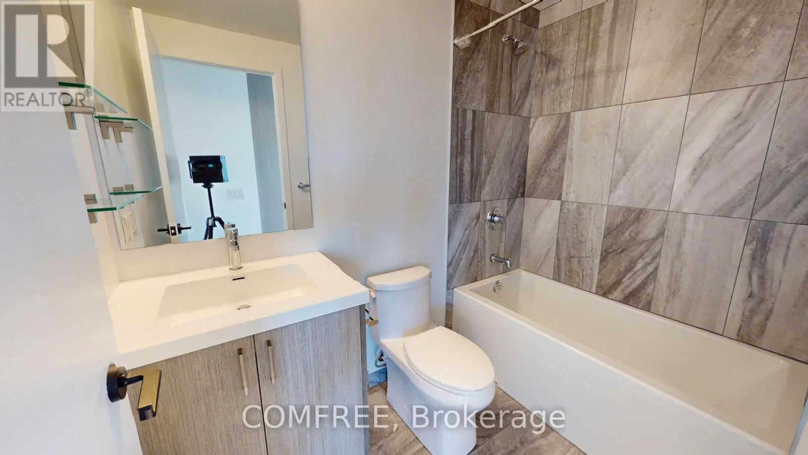 621 - 60 GEORGE BUTCHART DRIVE