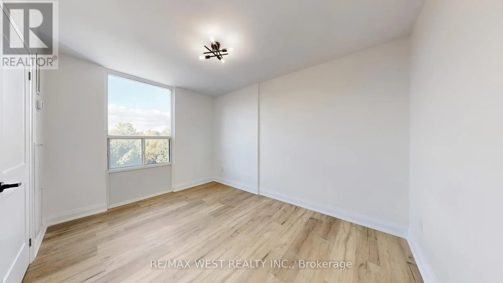 404 - 1535 LAKESHORE ROAD E
