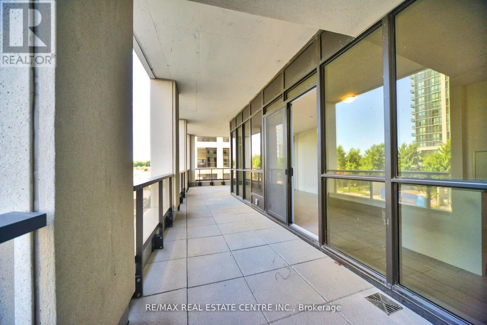 208 - 30 ELM DRIVE W