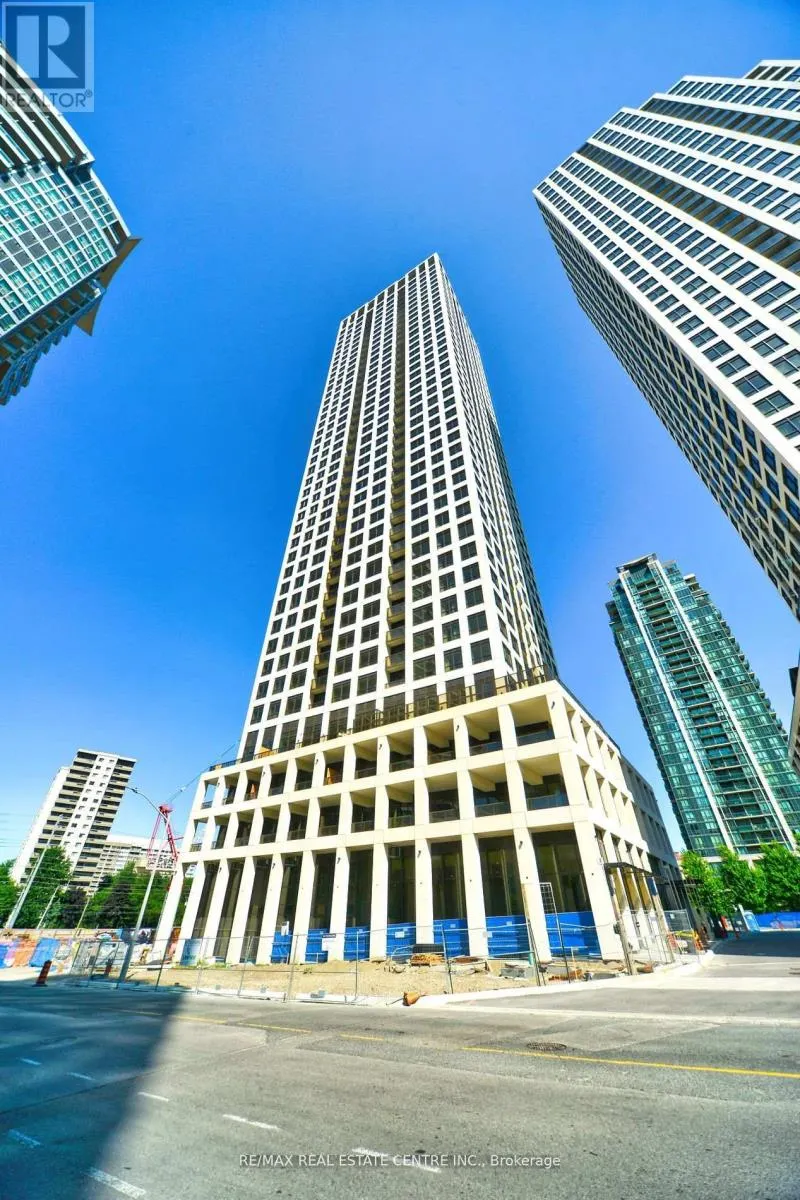 208 - 30 ELM DRIVE W