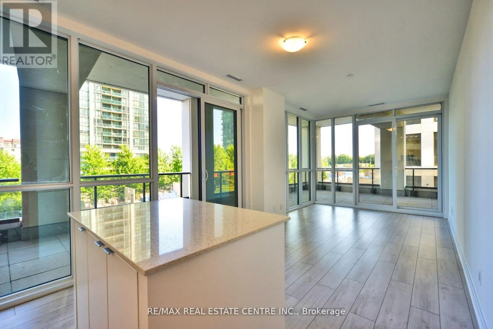 208 - 30 ELM DRIVE W