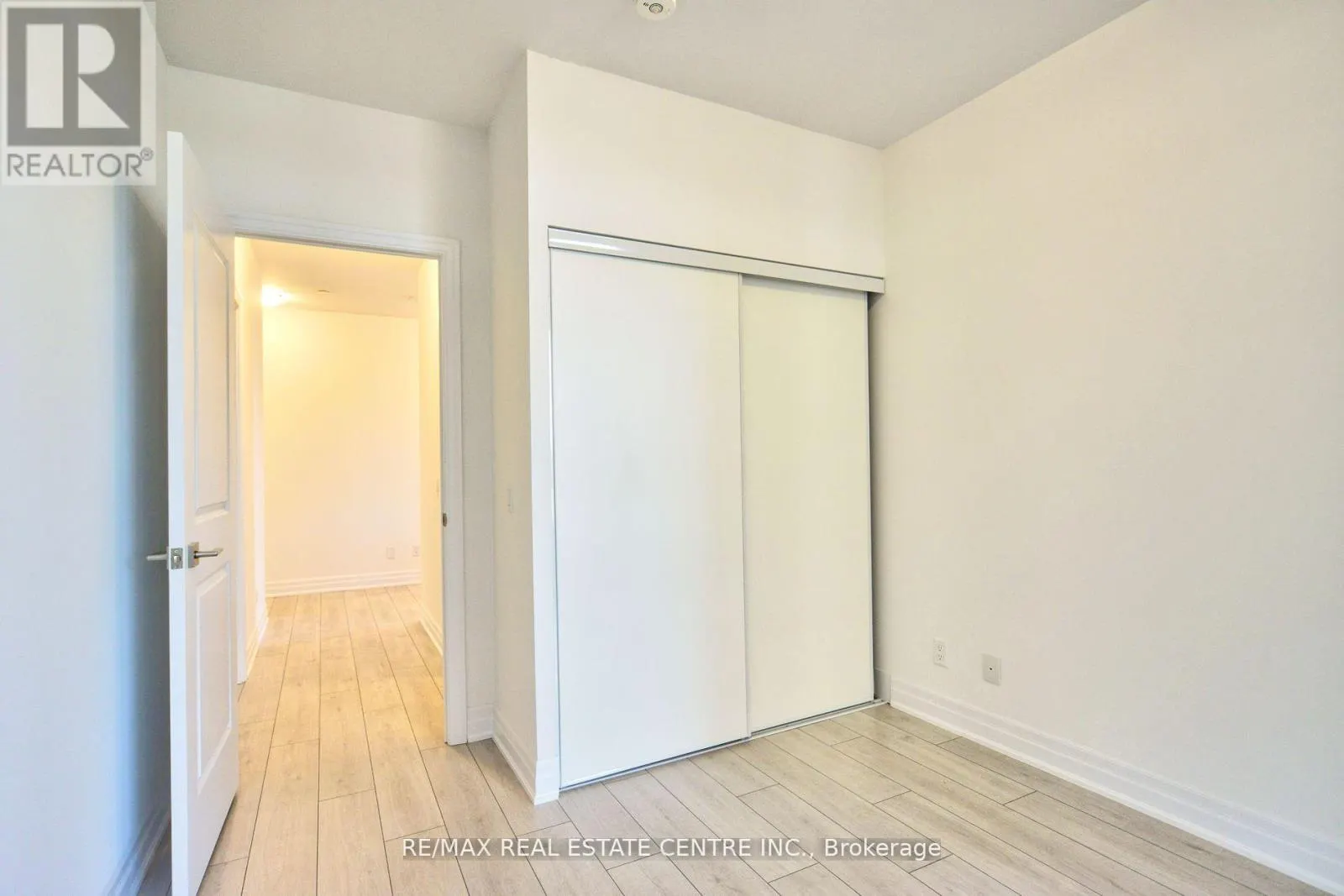 208 - 30 ELM DRIVE W