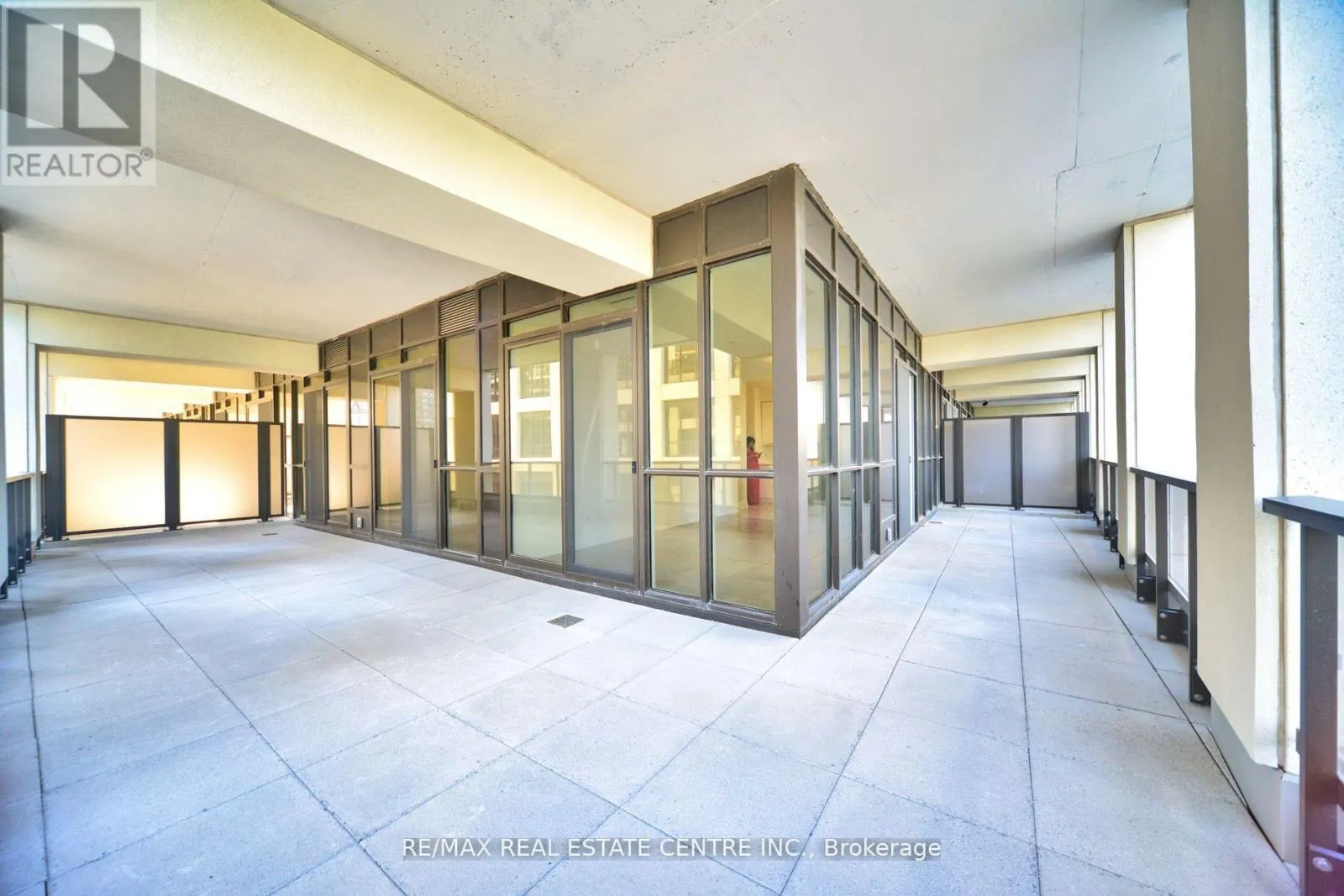 208 - 30 ELM DRIVE W