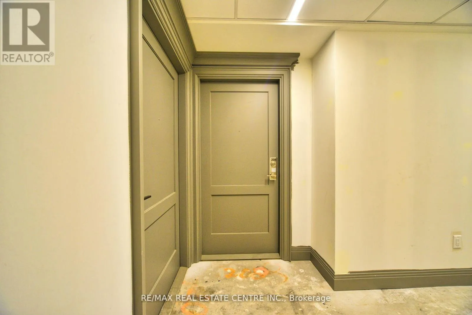 208 - 30 ELM DRIVE W