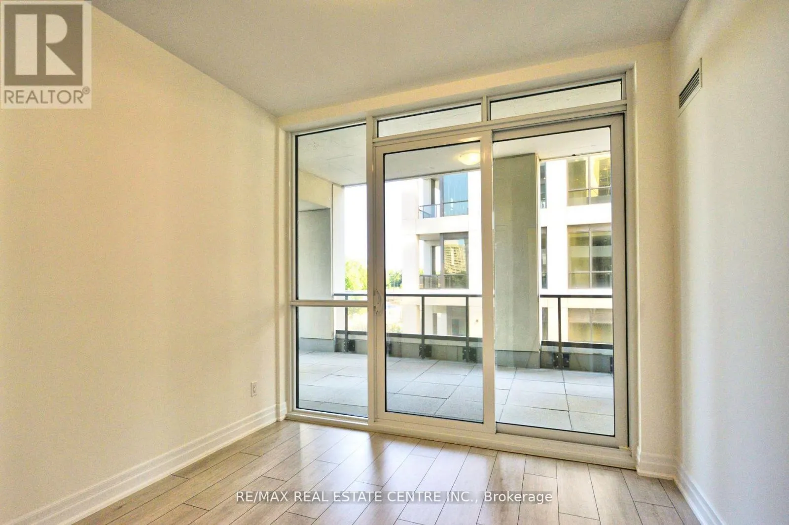 208 - 30 ELM DRIVE W