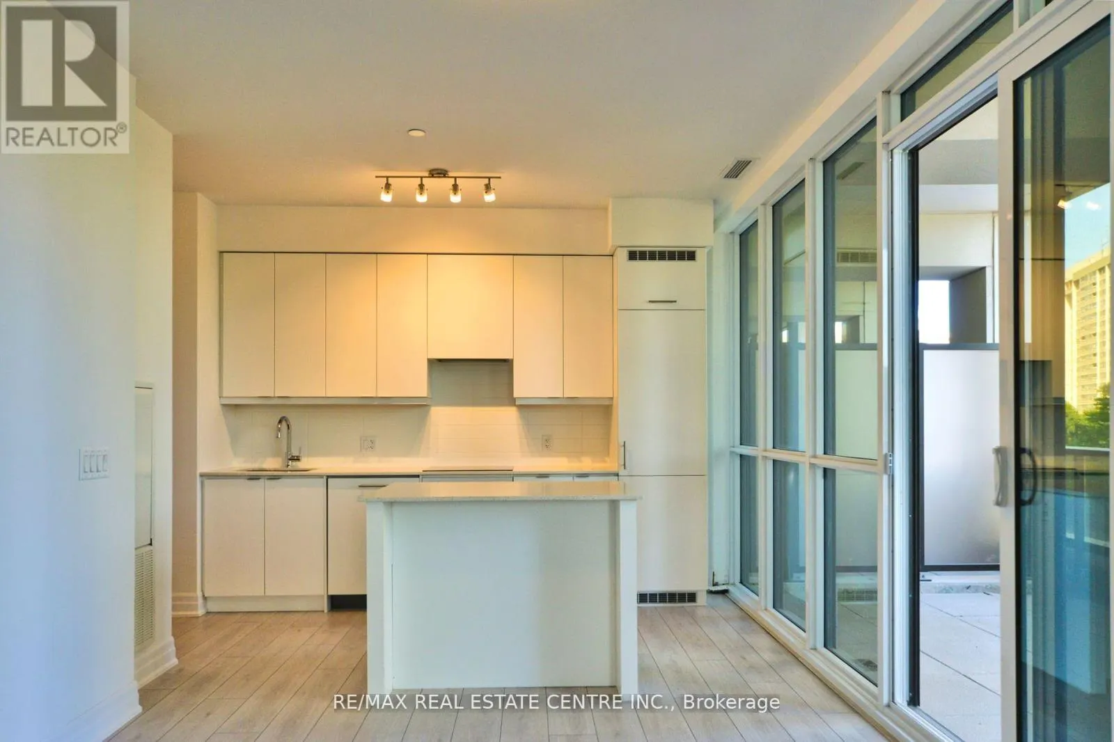 208 - 30 ELM DRIVE W
