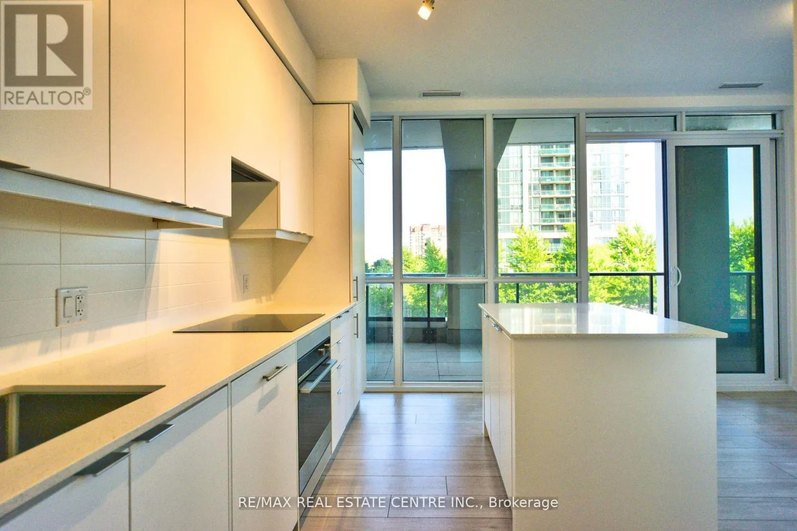 208 - 30 ELM DRIVE W