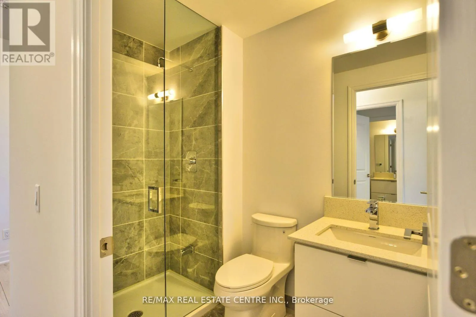 208 - 30 ELM DRIVE W