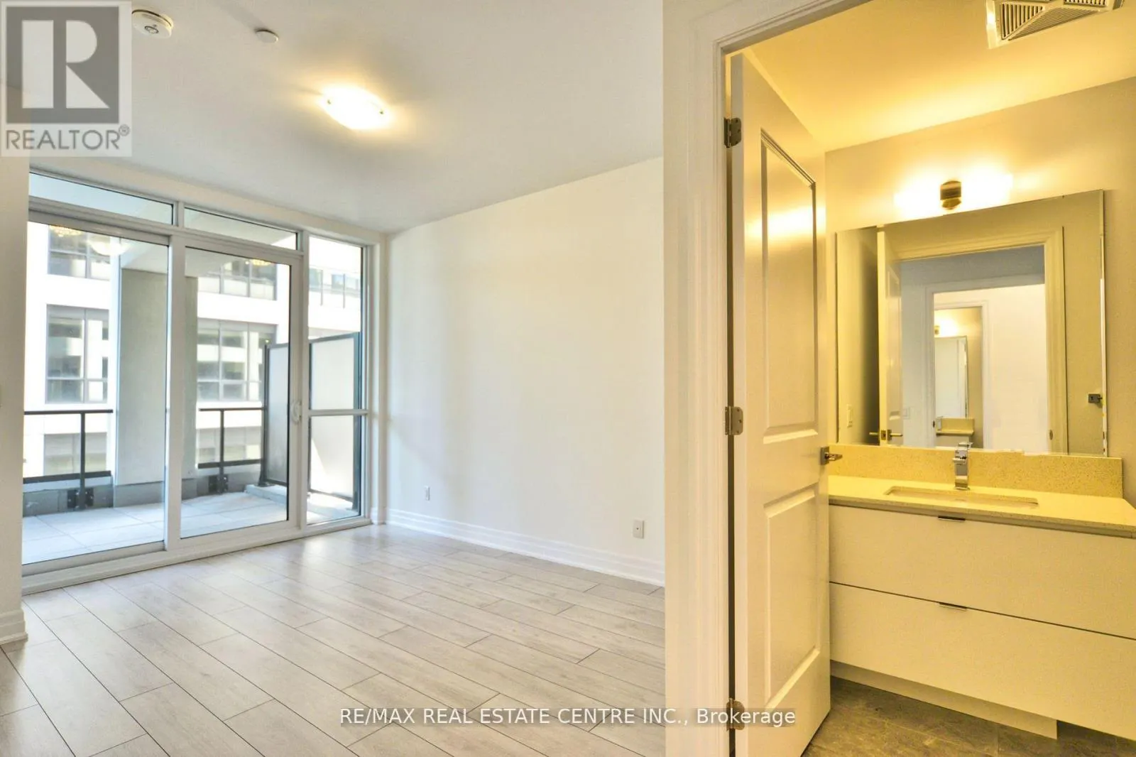 208 - 30 ELM DRIVE W