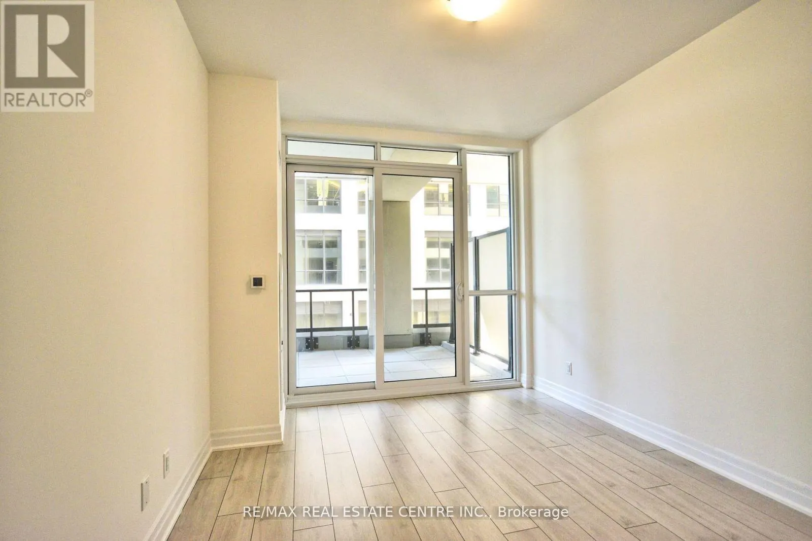 208 - 30 ELM DRIVE W