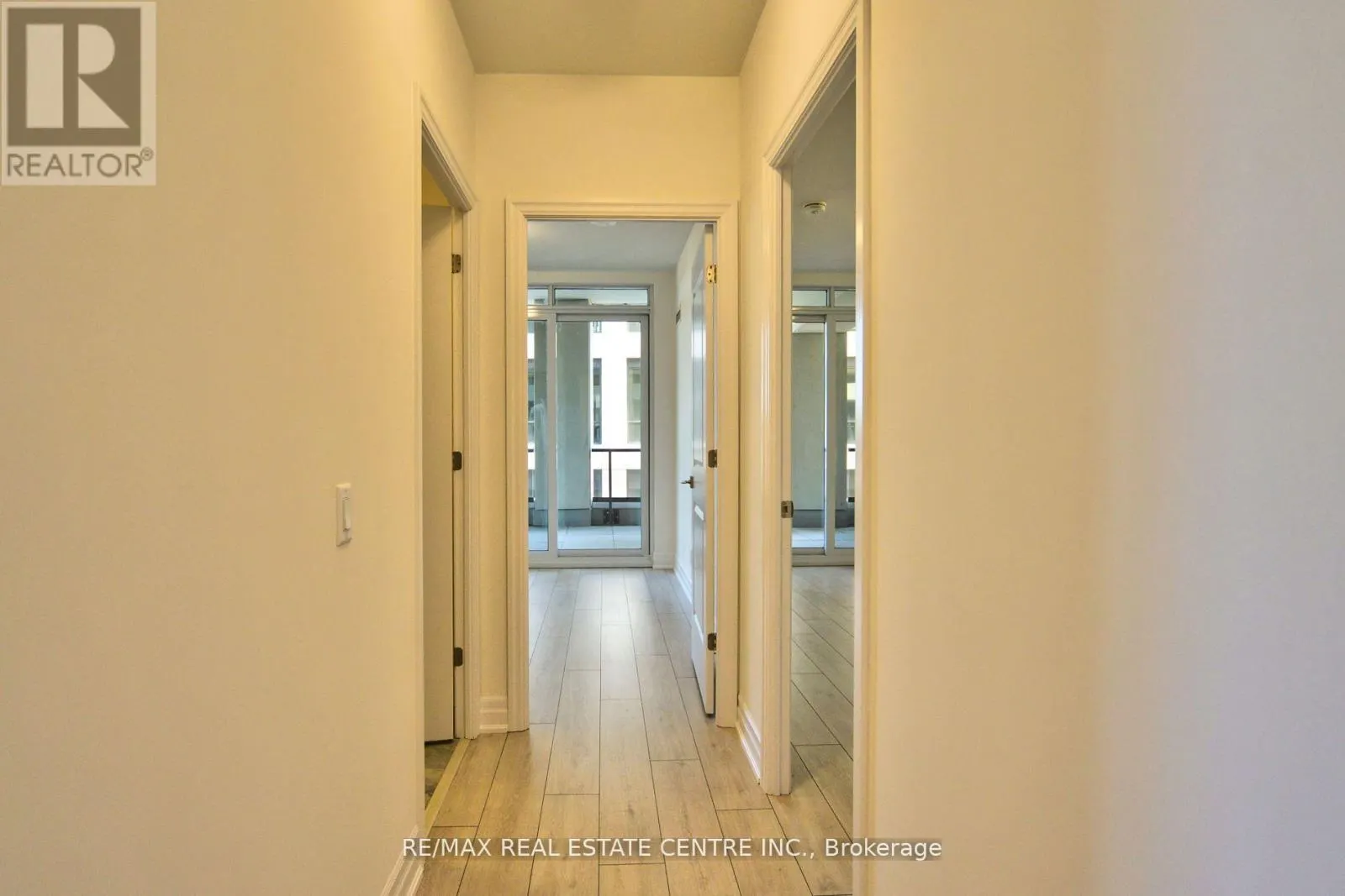 208 - 30 ELM DRIVE W