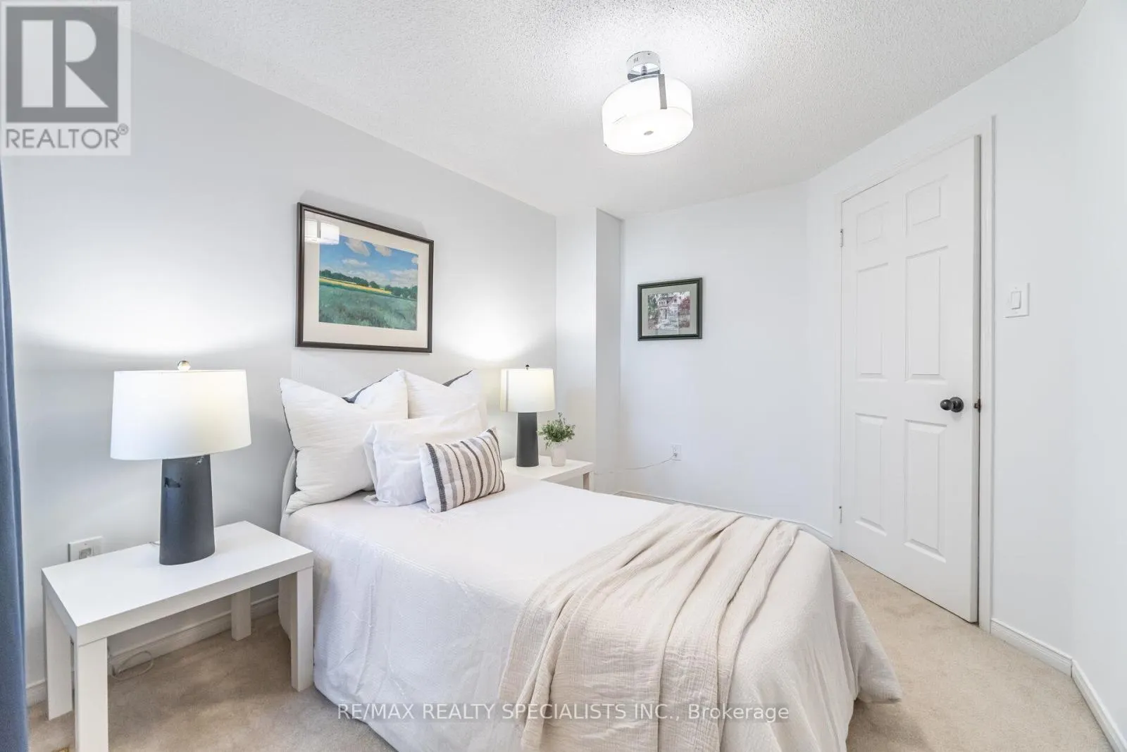 16 WOOLISTON CRESCENT
