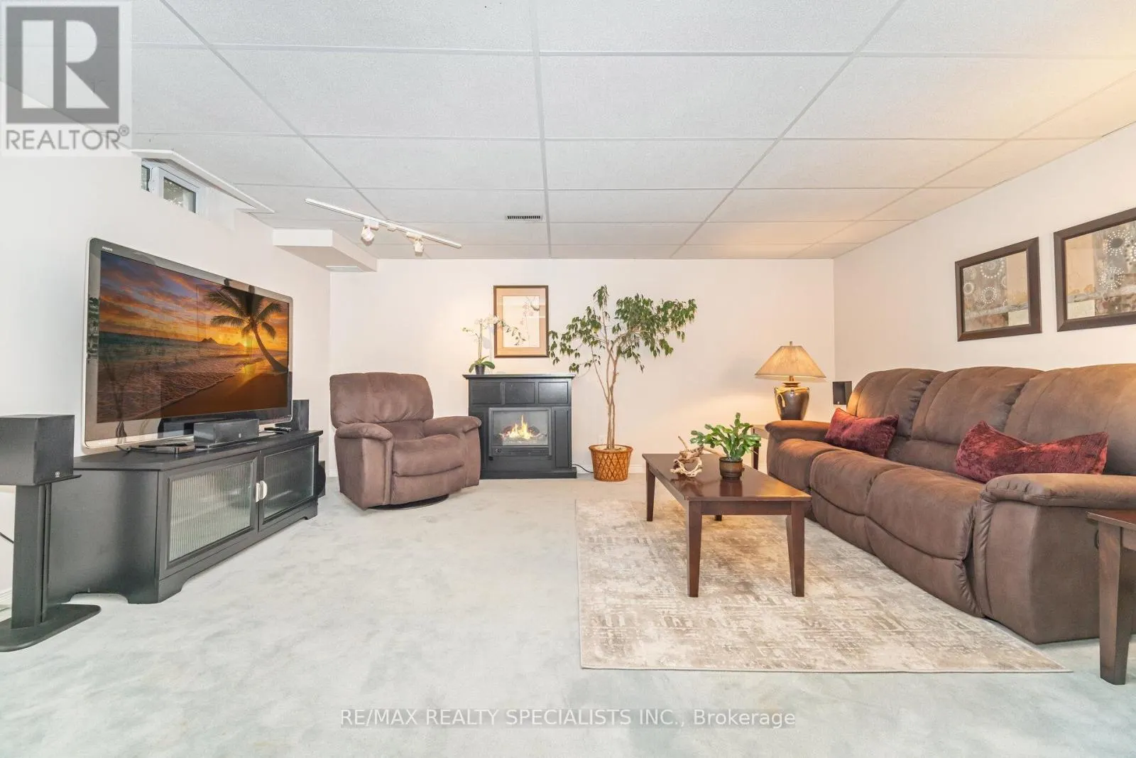16 WOOLISTON CRESCENT