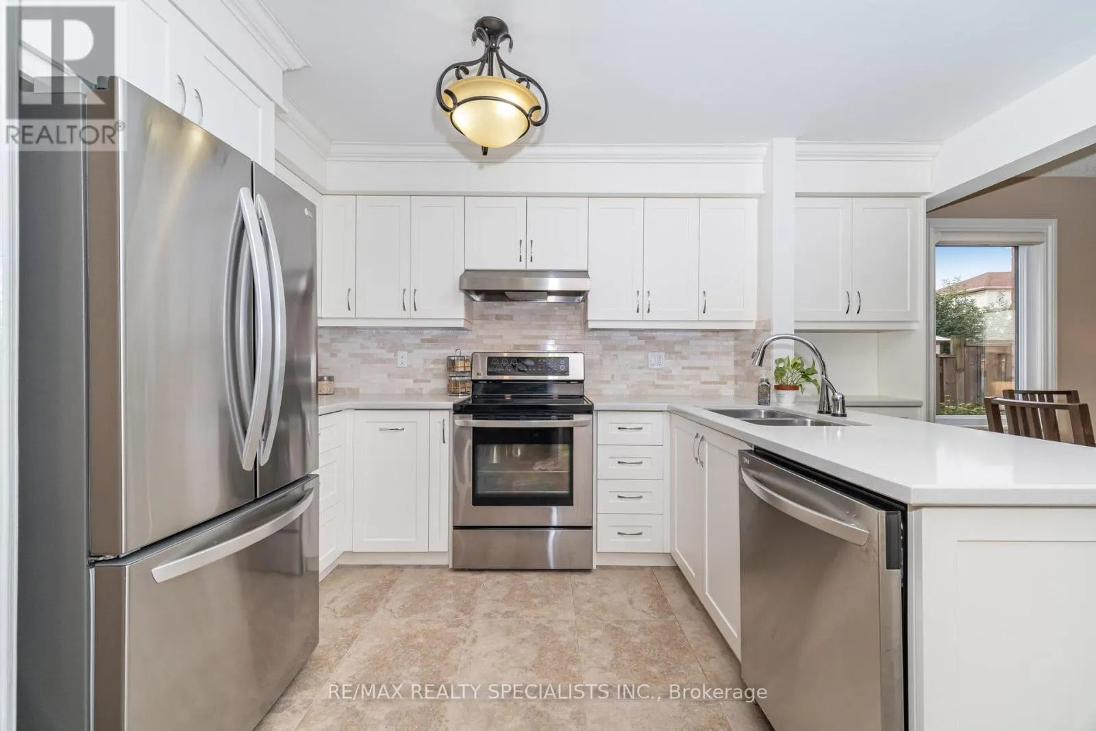 16 WOOLISTON CRESCENT