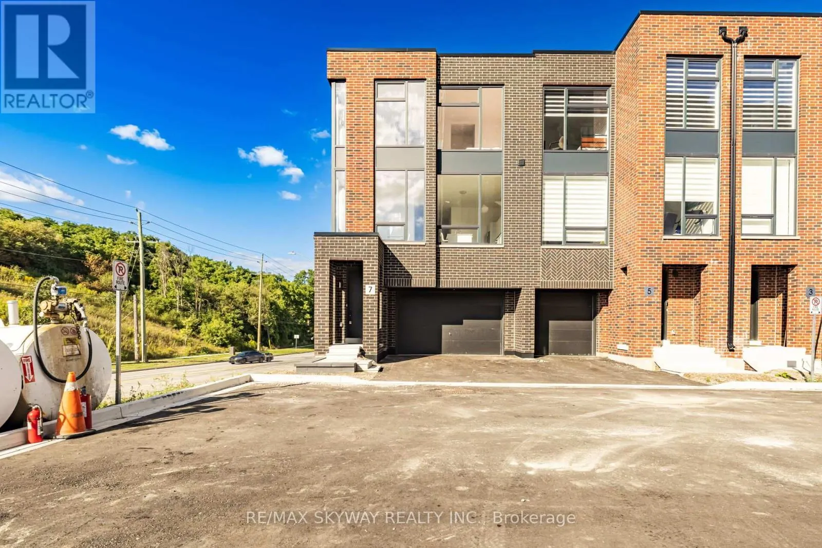 7 TAYLOR COURT
