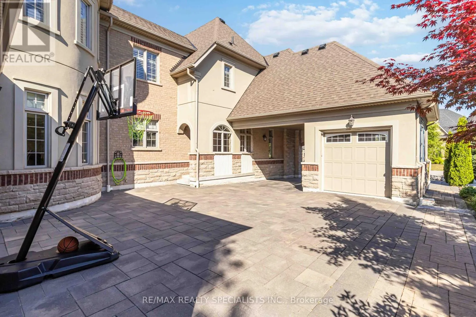6 HOLDROYD COURT