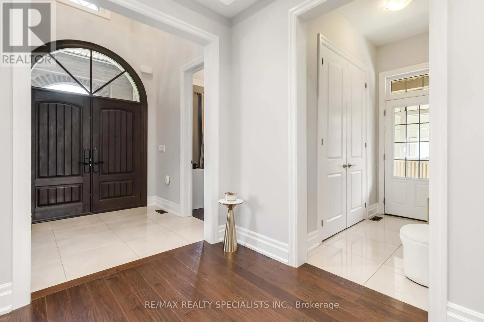 6 HOLDROYD COURT
