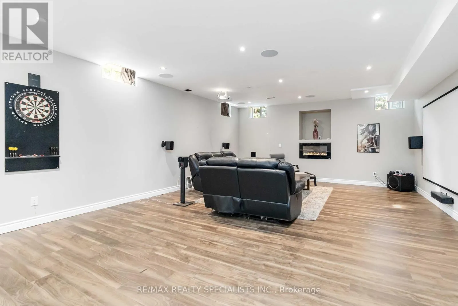 6 HOLDROYD COURT
