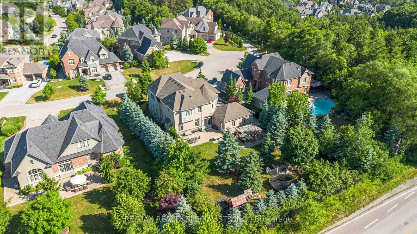 6 HOLDROYD COURT