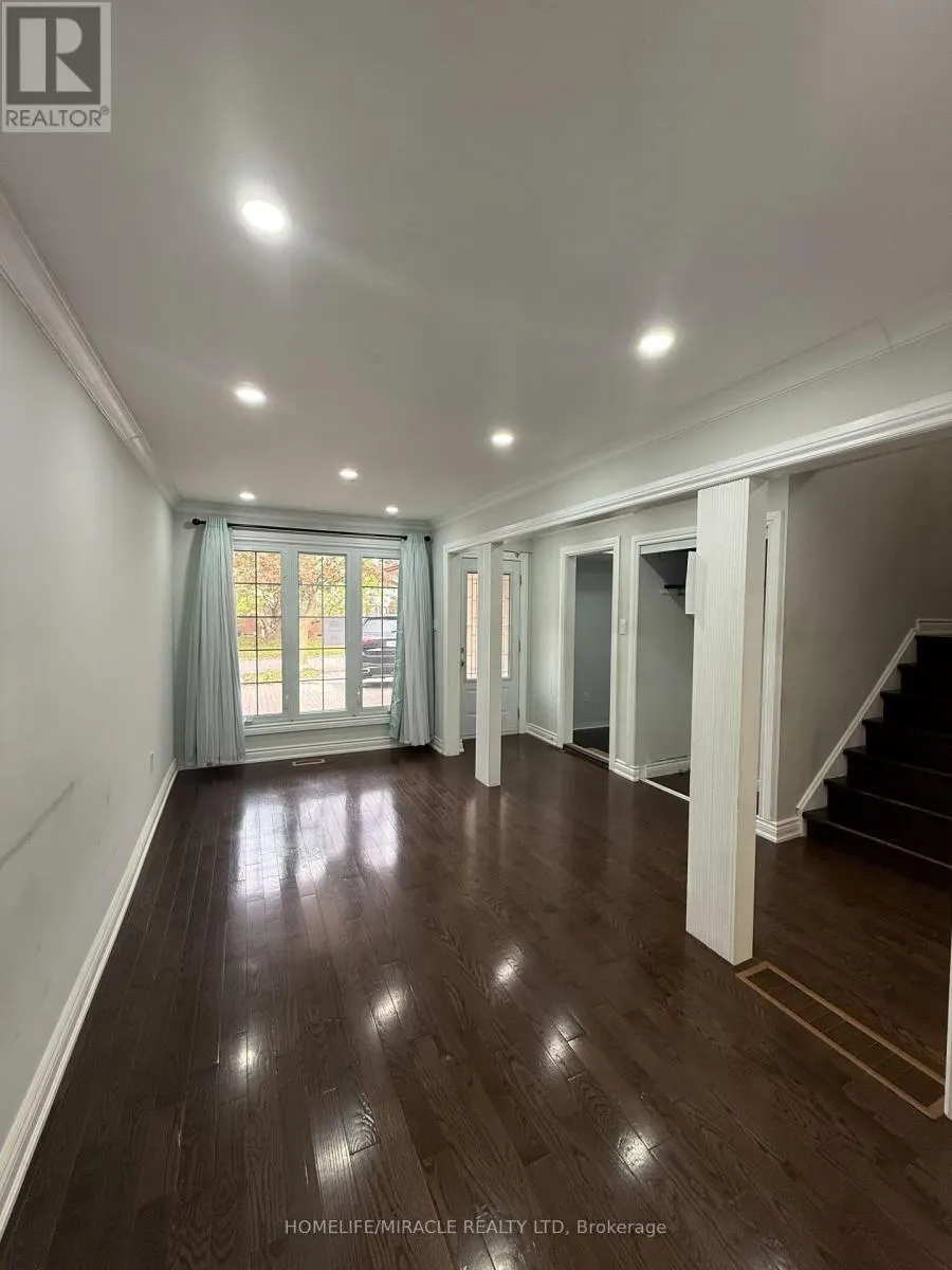 32 BARRINGTON CRESCENT