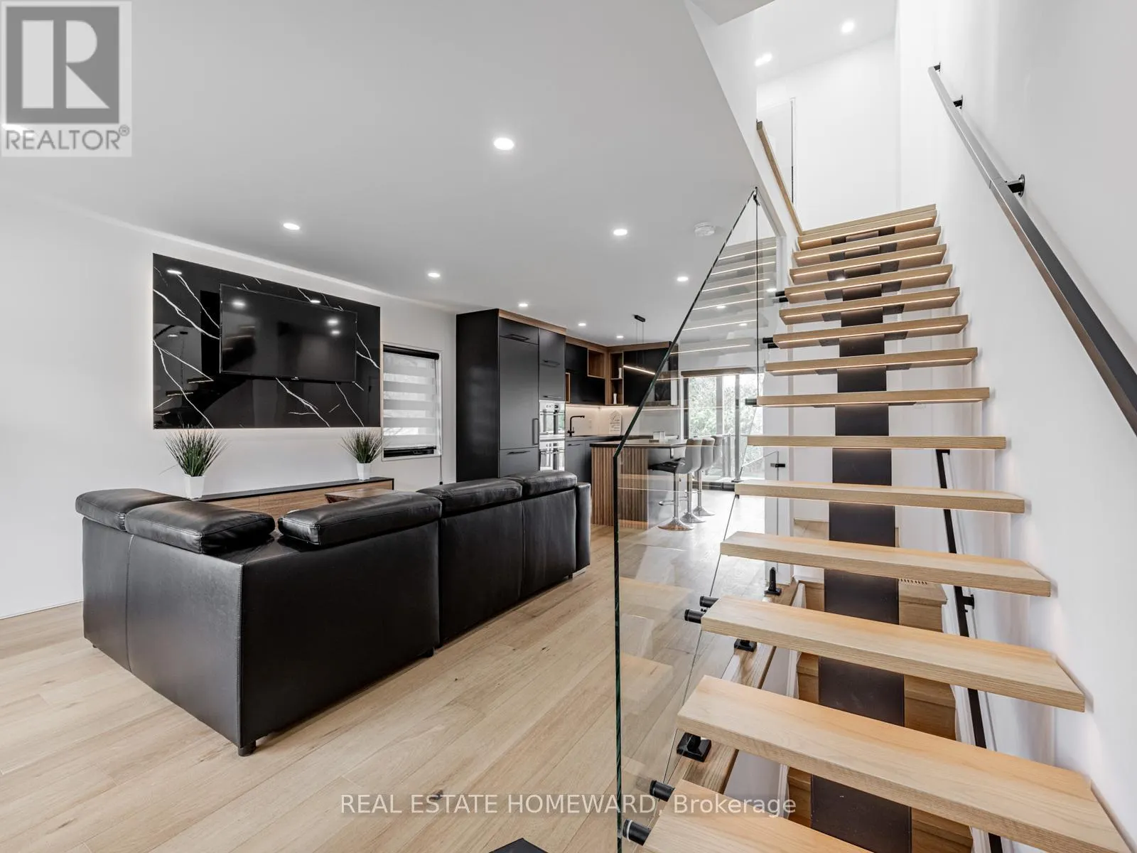 10 JULIANA COURT
