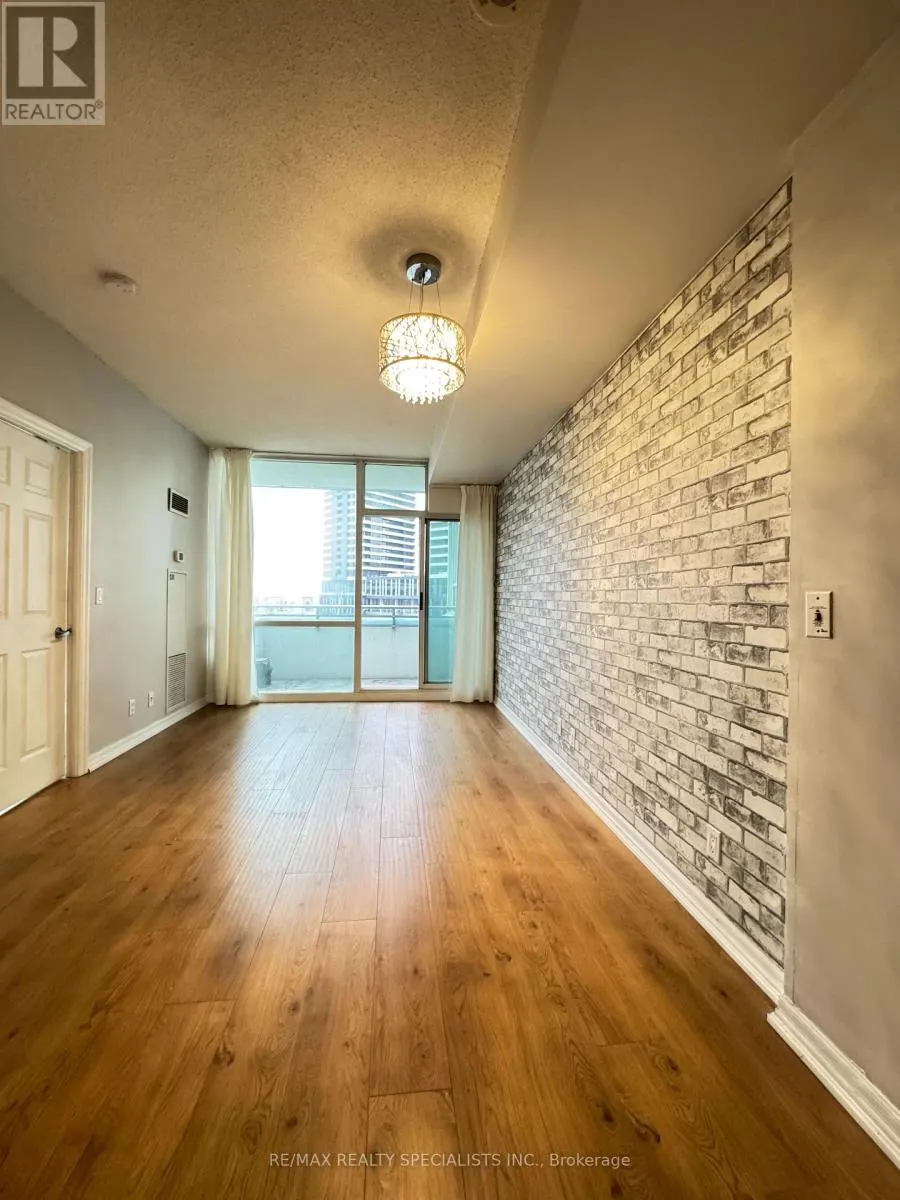 517 - 220 BURNHAMTHORPE ROAD W