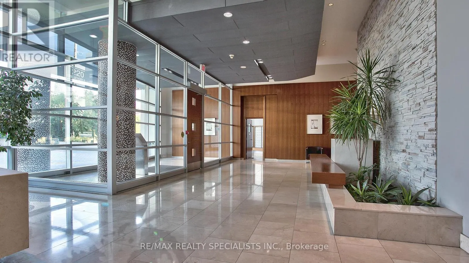 517 - 220 BURNHAMTHORPE ROAD W